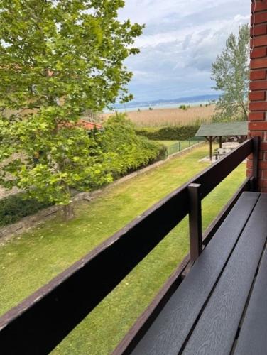 Panoráma apartman Zamárdi, kilátás a tóra, terasz