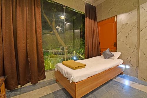 En eller flere senge i et værelse på Aurobay Resorts Pondicherry