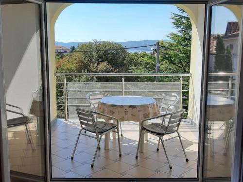Apartment Helle Wohnung in Selce mit Terrasse by Interhome