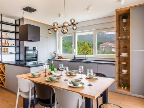 Holiday Home Villa Olea- Pool- Grill- Nähe Flughafen Split by Interhome