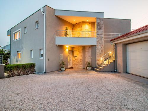 Holiday Home Villa Olea- Pool- Grill- Nähe Flughafen Split by Interhome