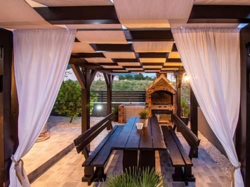 Holiday Home Villa Olea- Pool- Grill- Nähe Flughafen Split by Interhome