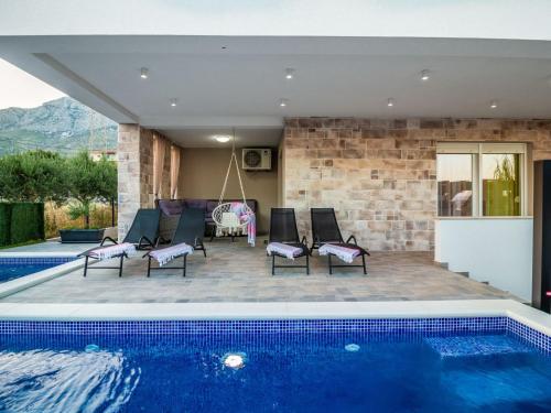 Holiday Home Villa Olea- Pool- Grill- Nähe Flughafen Split by Interhome