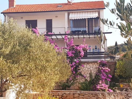 Apartment Tihana mit mediterranem Garten by Interhome
