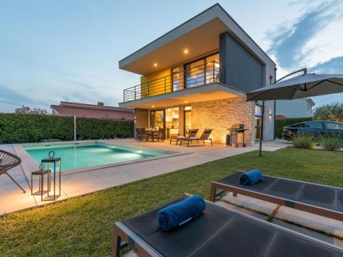 Holiday Home in Dračevac mit Großem Pool by Interhome