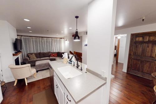 Nhà bếp/bếp nhỏ tại Empire Coalition 207