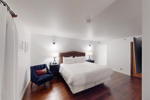 Giường trong phòng chung tại Empire Coalition 207