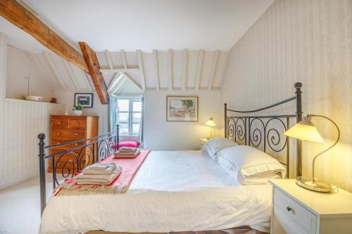 een slaapkamer met een groot bed en een ladekast bij 1 Bed in Chedworth oc-o30916 in Chedworth