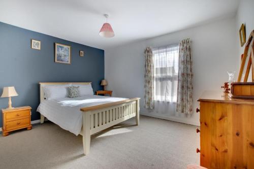 En eller flere senge i et værelse på 2 Bed in Saxmundham oc-15far