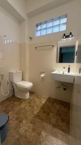 a bathroom with a toilet and a sink at Eolie Loft in Colombo