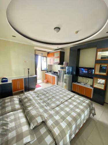 een slaapkamer met een groot bed in een keuken bij Gateway cicadas by aleshaproperty in Bandung