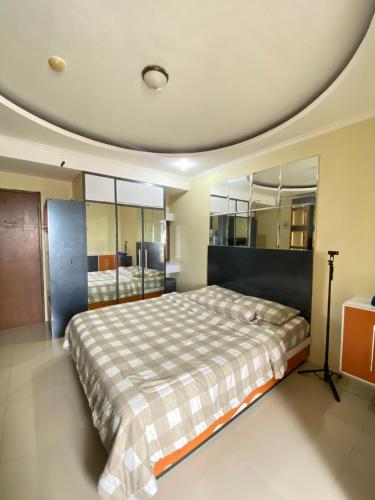 een slaapkamer met een groot bed in een kamer bij Gateway cicadas by aleshaproperty in Bandung