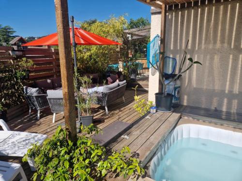 Piscine de l'établissement Maison TIKI TAHITI ou située à proximité