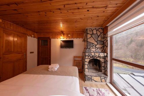 En eller flere senge i et værelse på Abant Zümrüt Dağ Evi