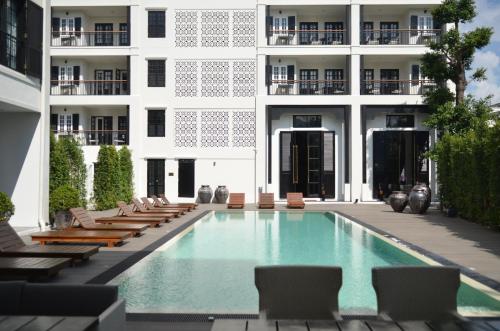 清邁的住宿－布里斯里精品酒店，大楼前的游泳池