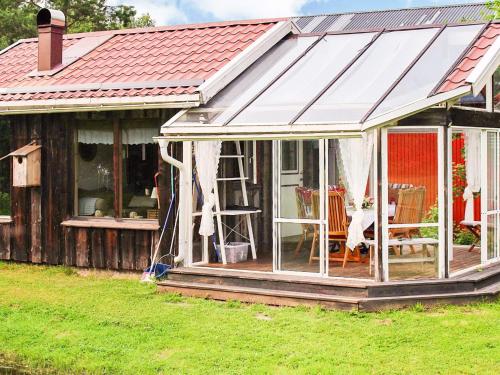 een afgeschermde veranda van een huis met een dak bij 9 person holiday home in KÄLARNE in Kälarne