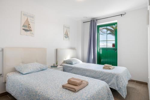 zwei Betten mit Handtüchern in einem Zimmer in der Unterkunft Casa Real in Playa Blanca