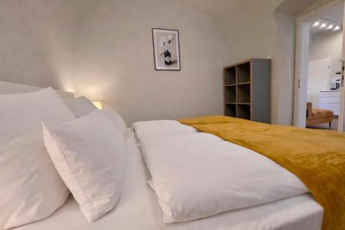 Postel nebo postele na pokoji v ubytování Design-Suite Am Markt