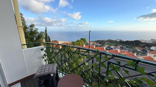 een balkon met uitzicht op de oceaan bij O Lar da Elisa in Bicas