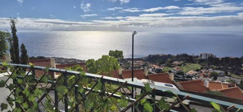 een uitzicht op de oceaan vanuit een gebouw bij O Lar da Elisa in Bicas
