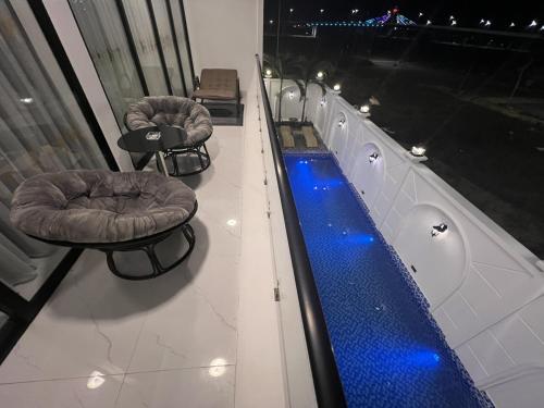 zwei Hocker, die auf einem Gebäude stehen in der Unterkunft H99 Homestay 