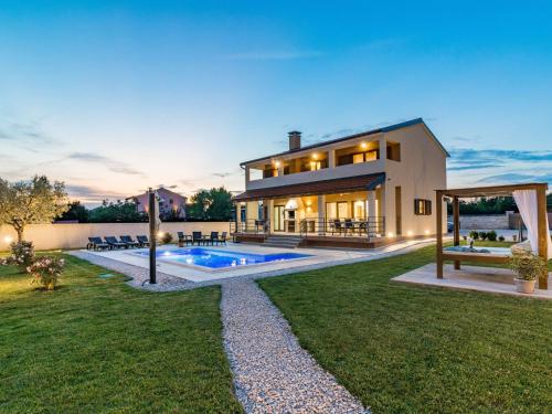 Holiday Home Beeindruckende Luxusvilla mit beheiztem Privatpool by Interhome