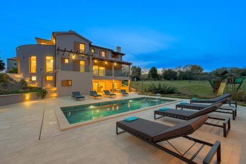 Villa Magnus Vareški by Istrialux