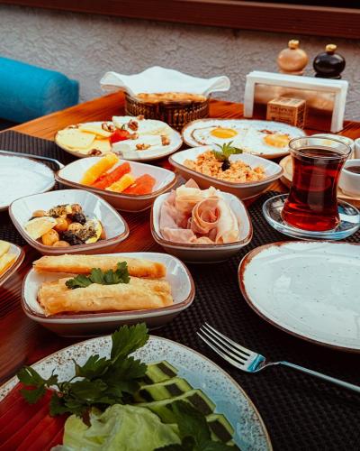 een tafel met veel borden eten erop bij The House Rooms in Budva