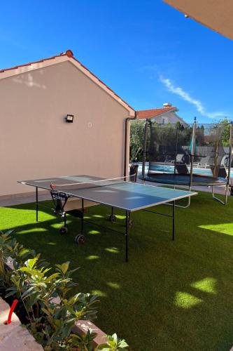 Apartment Moderne Meerblick ap-1 mit Pool und Terrasse bbq in der Nähe von Split Trogir by Interhome
