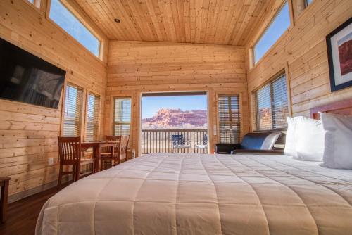 una camera con un grande letto e vista di Sun Outdoors North Moab a Moab