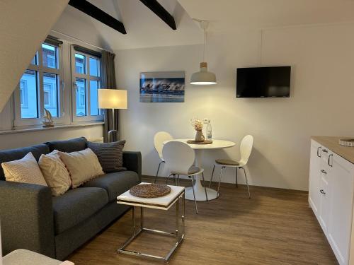 TV a/nebo společenská místnost v ubytování Ferienwohnung juist strandburg 307 mit Schwimmbad und Sauna