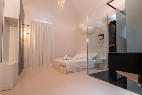 une chambre avec un lit et un miroir dans l'établissement Casa De Campo, à Mosciano SantʼAngelo