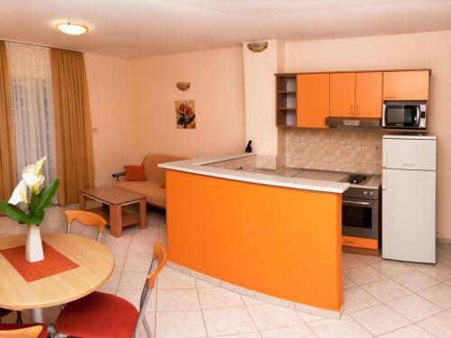 Apartment Modern eingerichtete Ferienwohnung orange by Interhome