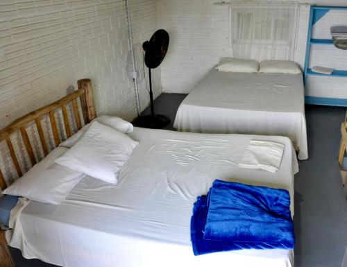 due letti in una stanza con due letti sidx sidx sidx di Pousada Pantera do Rosa a Imbituba