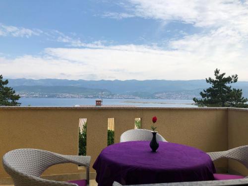 Holiday Home mit grünem Garten und Meerblick by Interhome