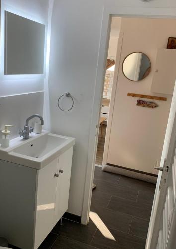 a bathroom with a sink and a mirror at Appartement Carnac, Centre bourg - 2 pieces in Carnac