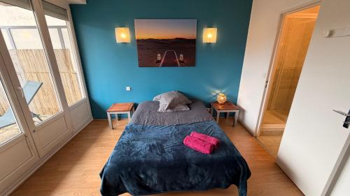 En eller flere senge i et værelse på Appartement centre ville et terrasse