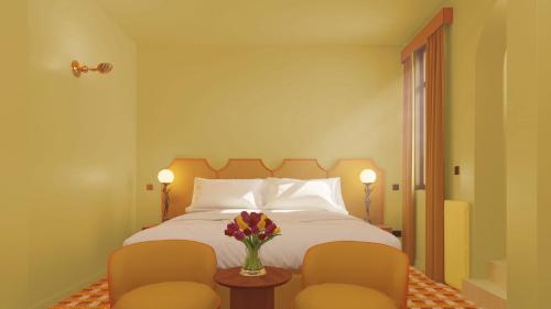 Un pat sau paturi într-o cameră la Latroupe Hotel Le Berger