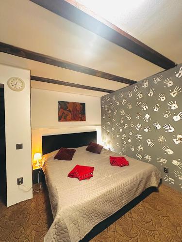 ein Schlafzimmer mit einem Bett mit roten Servietten darauf in der Unterkunft Casa Oriana in Predeal