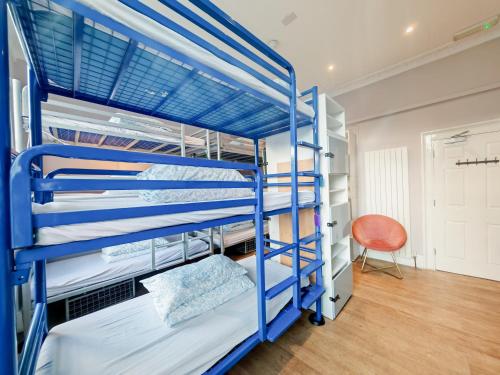 Camera con letto a castello blu di Prime Backpackers Angel a Londra