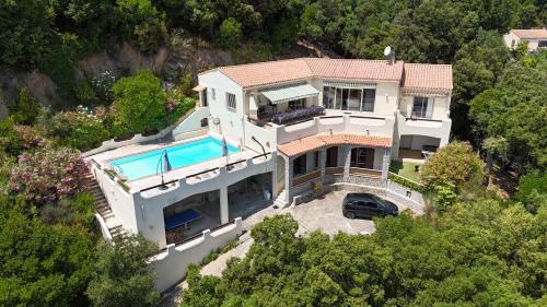 een luchtfoto van een huis met een zwembad bij Villa la Chiosella in Valle-di-Mezzana