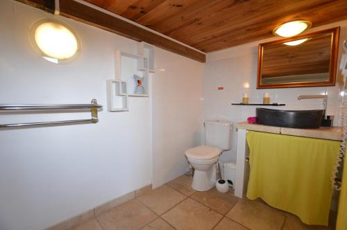une salle de bain avec un lavabo et des toilettes dans l'établissement Villa la Chiosella, à Valle-di-Mezzana