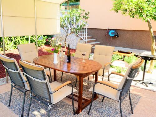 Apartment Wohnung mit Grill- Terrasse und Garten by Interhome