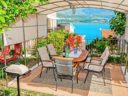 Apartment Wohnung mit Grill- Terrasse und Garten by Interhome