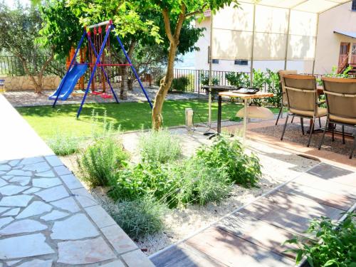 Apartment Wohnung mit Grill- Terrasse und Garten by Interhome