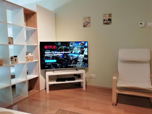 Apartment Schöne neu renovierte Wohnung in der Nähe des Zentrums by Interhome