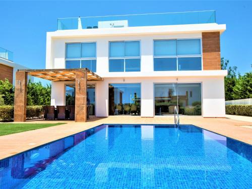 Holiday Home Luxuriöse Villa mit privatem Pool und Whirlpool by Interhome