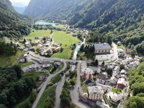 een luchtzicht op een klein stadje in de bergen bij Cervinia House - Alpine Apartments & Chalet in Valtournenche