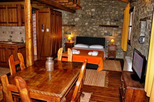 een slaapkamer met een tafel en een bed in een kamer bij Petrina Theohari in Lekhoúrion