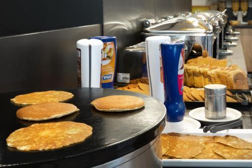 een stapel pannenkoeken op een aanrecht in een keuken bij SOWELL Family Valfrejus in Valfréjus